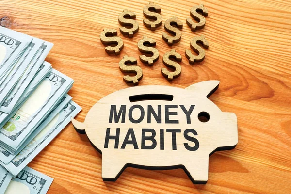 Money habits sign on the wooden piggy bank. — Stock Photo, Image
