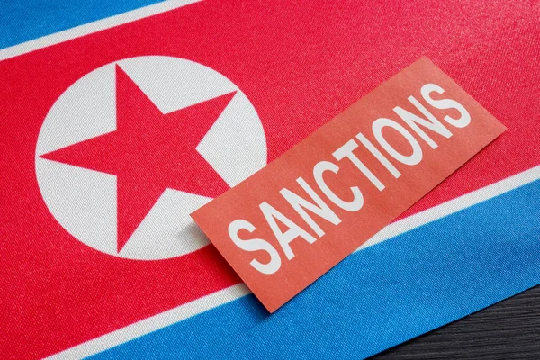 북한의 국기와 제재라는 단어. — 스톡 사진