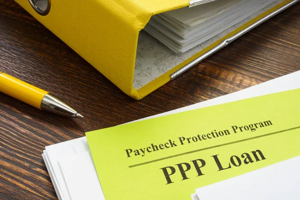 Πρόγραμμα προστασίας πληρωμής ή PPP χαρτιά δανείου και κίτρινο φάκελο. — Φωτογραφία Αρχείου