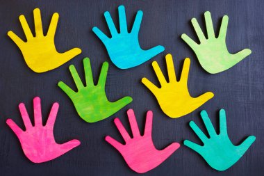 Çeşitliliğin sembolü olarak çok renkli avuçlar.