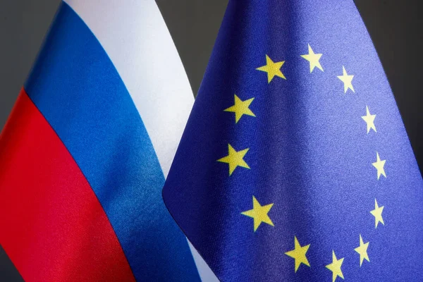 Vlaggen van de Europese Unie en de Russische Federatie Rusland. — Stockfoto