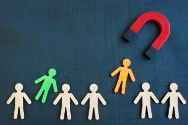 Mıknatıs kalabalıktan figürleri çekiyor. Yetenek edinme kavramı.