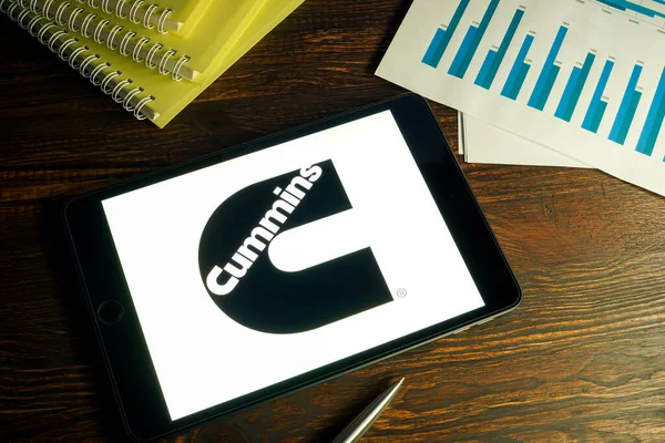 QUIIV, UCRÂNIA - 21 de agosto de 2021. Tablet com logotipo da empresa Cummins e documentos de negócios. — Fotografia de Stock