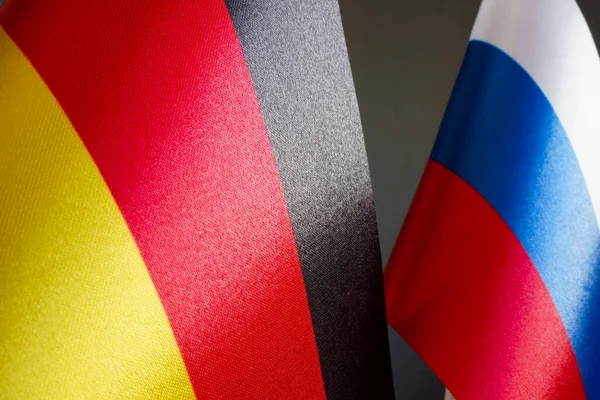 Vlaggen van Duitsland en de Russische Federatie of Rusland. — Stockfoto
