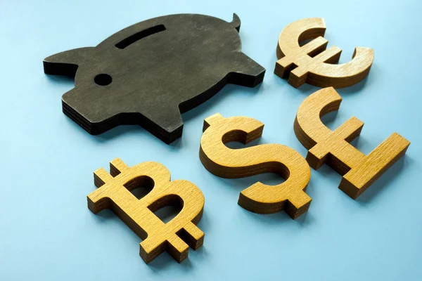 Sparportfolio von Währungen Konzept. Bitcoin, Dollar, Pfund und Euro. — Stockfoto