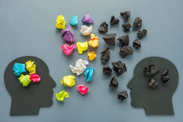 Concepto de pensamiento positivo y negativo. Figuras de cabezas y bolas de papel. — Foto de Stock
