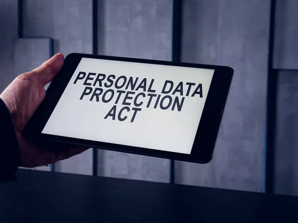Hombre sostiene tableta con la Ley de Protección de Datos Personales PDPA. — Foto de Stock