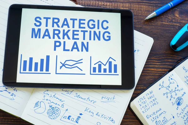 Strategiczny plan marketingowy w tabletkach i dokumentach. — Zdjęcie stockowe