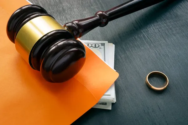 Divorce and alimony concept. Gavel and wedding ring. — Stock Photo, Image