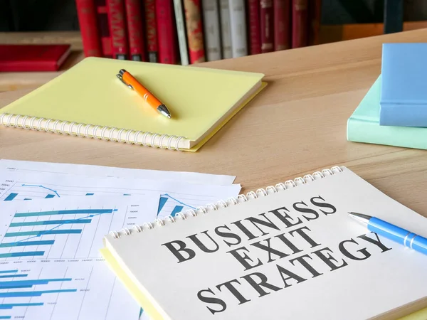 Documenti di strategia di uscita aziendale sulla scrivania. — Foto Stock