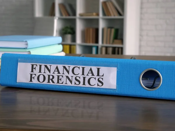 Documentos sobre los forenses financieros en la carpeta. — Foto de Stock