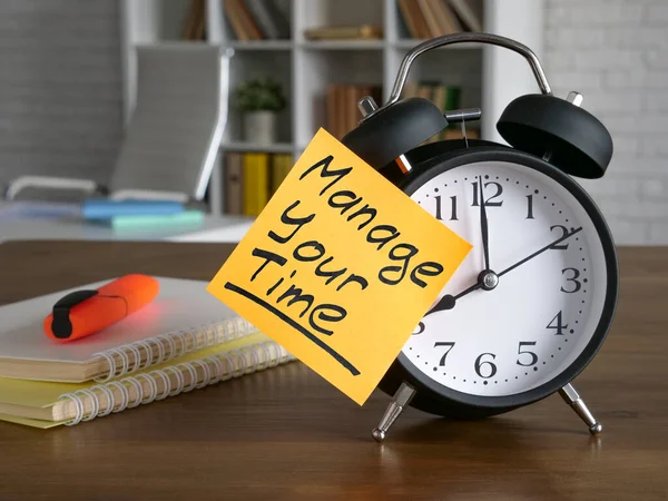 Adesivo no despertador com inscrição Gerencie seu tempo. — Fotografia de Stock