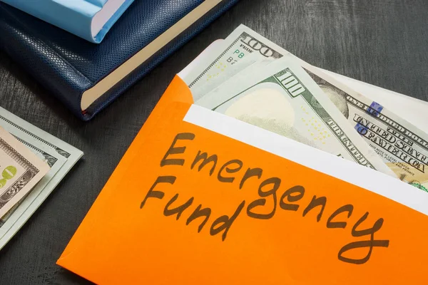 Firma del fondo de emergencia en el sobre con dinero. — Foto de Stock