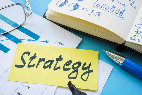 Palavra de estratégia no adesivo para as empresas e iniciar. — Fotografia de Stock