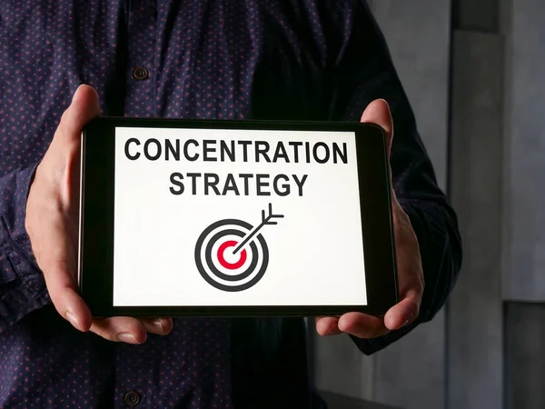 Konsantrasyon stratejisi konsepti. Adam yazıyla tableti gösterir. — Stok fotoğraf