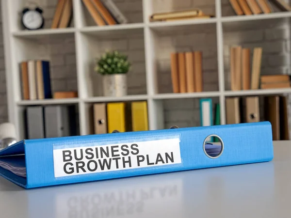 Тека з планом зростання бізнесу на столі . — стокове фото