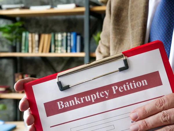 Manager föreslår konkursansökan för undertecknande. — Stockfoto