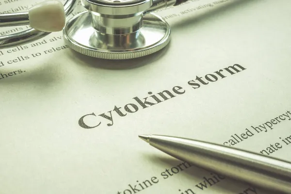 Página sobre tormenta de citocinas, estetoscopio y pluma. — Foto de Stock