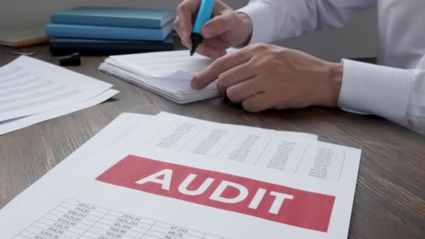 Documentos con informe de auditoría y auditor de trabajo. — Vídeos de Stock