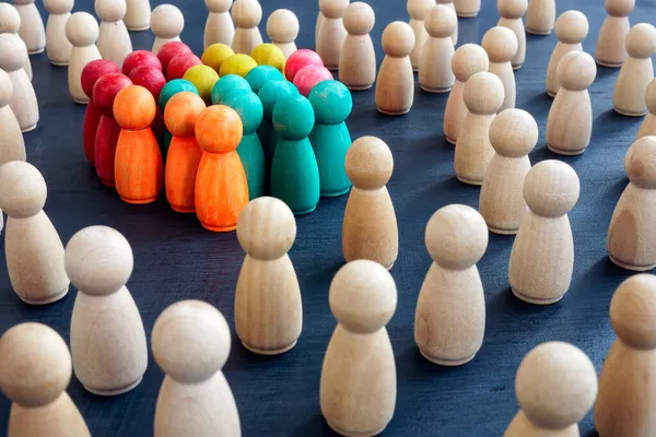 Conceito de inclusão social. Figuras de cores de grupo e de madeira. — Fotografia de Stock