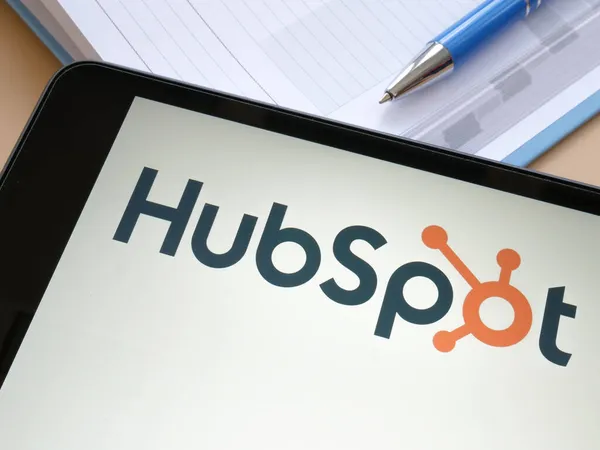 KYIV, UKRAINE - October 21, 2021. Tablet with HubSpot company logo and notebook. — Stock Photo, Image