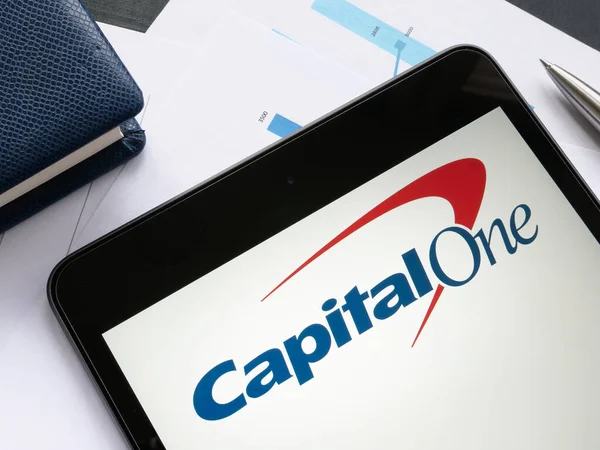 KYIV, UKRAJINA - 21. října2021. Logo a dokumenty společnosti Capital One Financial Corporation. — Stock fotografie