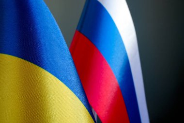 Rusya ve Ukrayna bayrakları. Rus-Ukrayna çatışması.