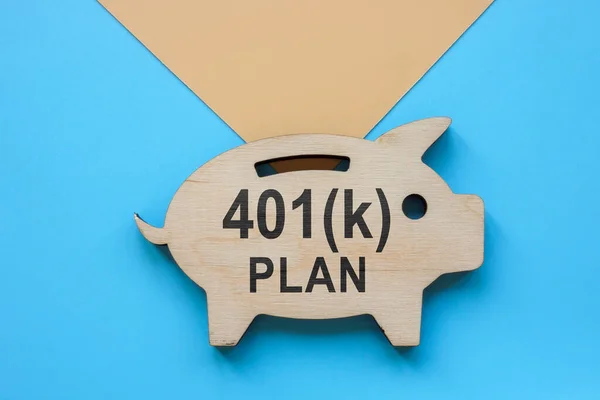 Hucha con palabras plan 401k para la jubilación. — Foto de Stock