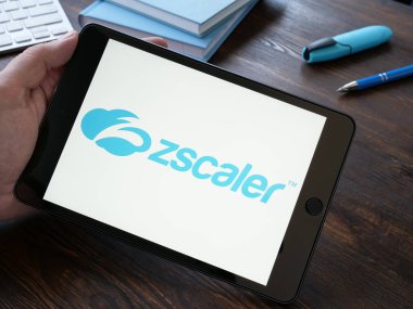 KYIV, UKRAINE - 20 Ekim 2021. Ekranda Zscaler şirket logosu olan tablet.