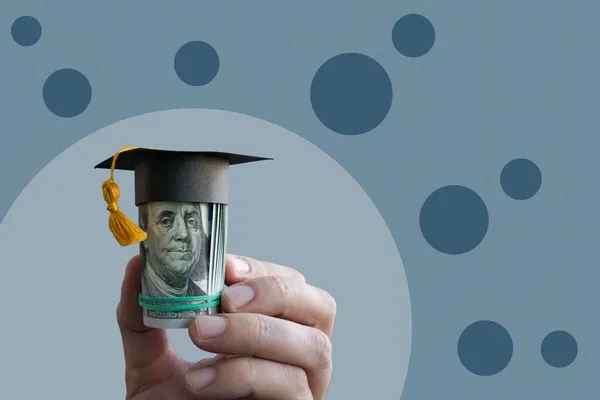 Плата за обучение или концепция стипендии. Деньги с дипломной шапкой. — стоковое фото