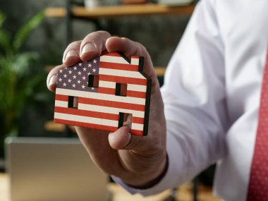 VA kredi konsepti. Müdür evi Amerikan bayrağının renginde tutuyor..
