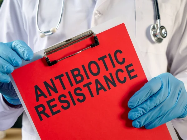 Medico in possesso di un blocco appunti con l'iscrizione Resistenza agli antibiotici. — Foto Stock