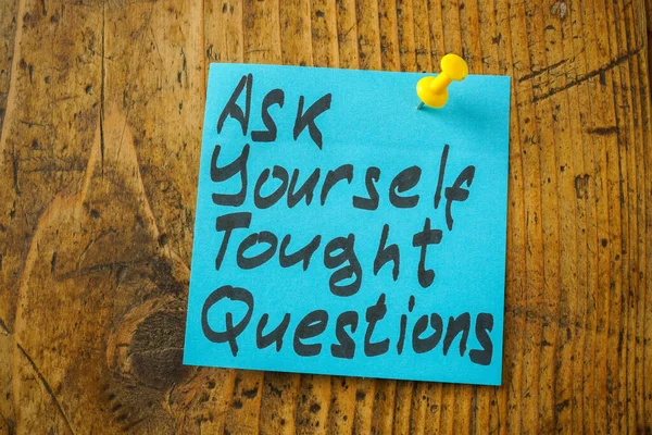 Speld sticker met een inscriptie stel jezelf lastige vragen. — Stockfoto