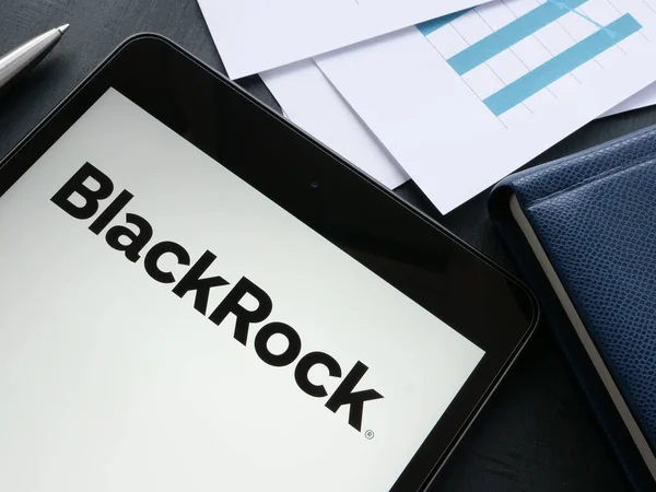 KYIV, UKRAINE - 21 oktober 2021. Tablet med BlackRock logotyp och papper. — Stockfoto