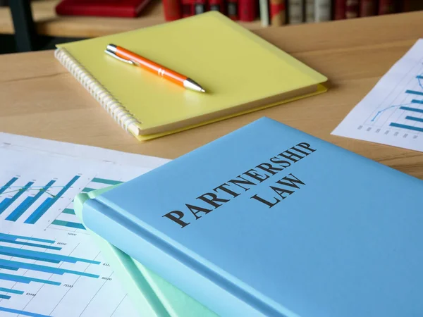 Právnická kniha partnerství na kancelářském stole. — Stock fotografie