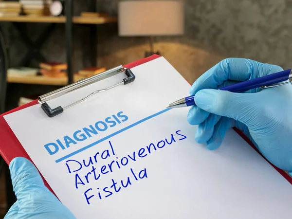 Medico scrive diagnosi Fistola arteriovenosa Durale DAVF. — Foto Stock