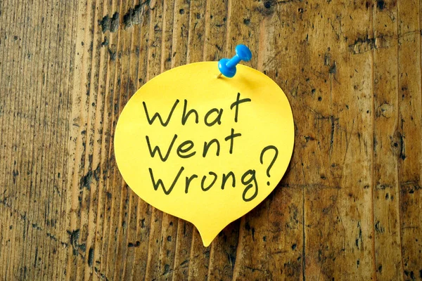 Memo stick with phrase What went wrong. — Fotografia de Stock