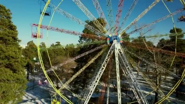 Abandoned attraction Ferris wheel in the winter city park. Aerial — Stockvideo