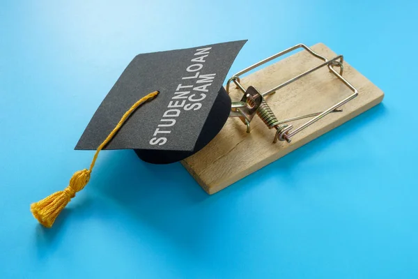 Student loan scam concept. Mouse trap and graduation hat. — стоковое фото