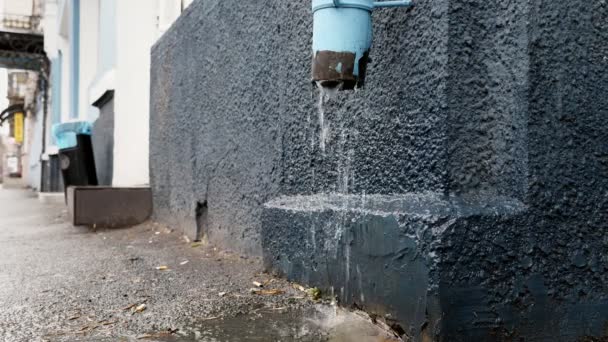 Old downpipe in the rain with water flow. — Stock Video