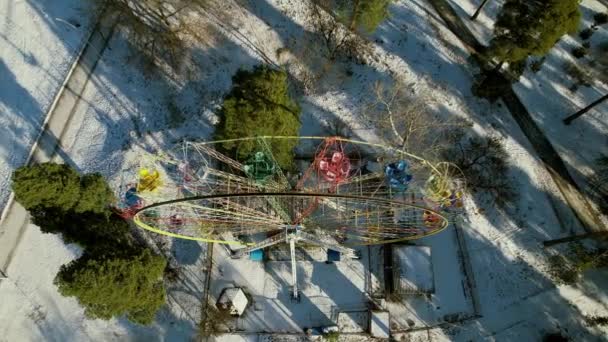 Flying near the empty old Ferris wheel in the winter city park. — Video Stock