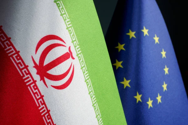 Drapeaux de l'Iran et de l'Union européenne. — Photo