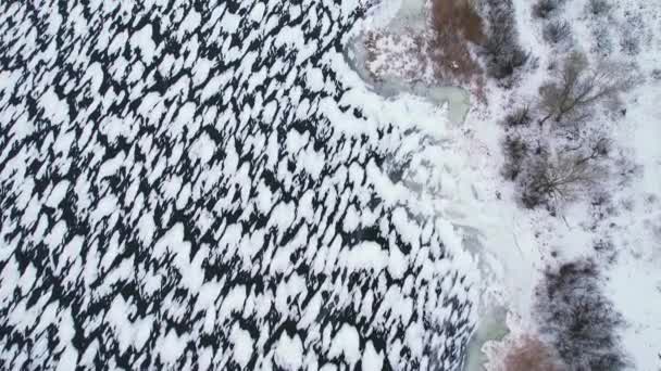 Winter nature. Flight over the banks of the frozen river. — Stockvideo
