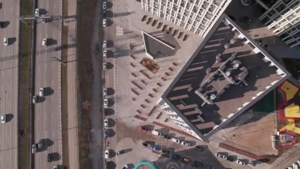 Blick aus der Luft auf die Stadt im Winter. Fahrzeuge bewegen Straßen. — Stockvideo