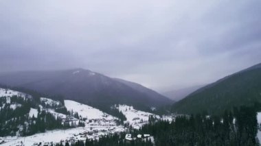 Ormanla kaplı bir dağ sırası. Yoğun kara kış bulutları.
