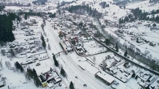 A vonat télen indul a kisvárosi állomásról.. — Stock videók
