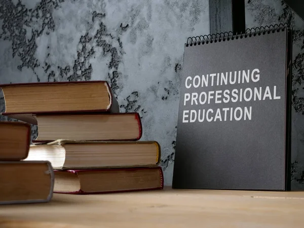 Siyah not defteri ve kitaplarda mesleki eğitimin devamı. — Stok fotoğraf