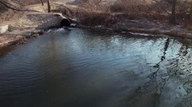 Suyun dereye aktığı büyük bir çelik boru..