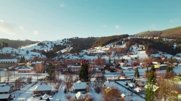 O trem parte da estação ferroviária em uma cidade nas montanhas no inverno. — Vídeo de Stock