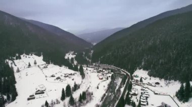 Dağlarda kara kış havası. Vadide yol.